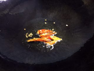 木耳腐竹炒白菜,油锅烧热，放入干红辣椒爆香