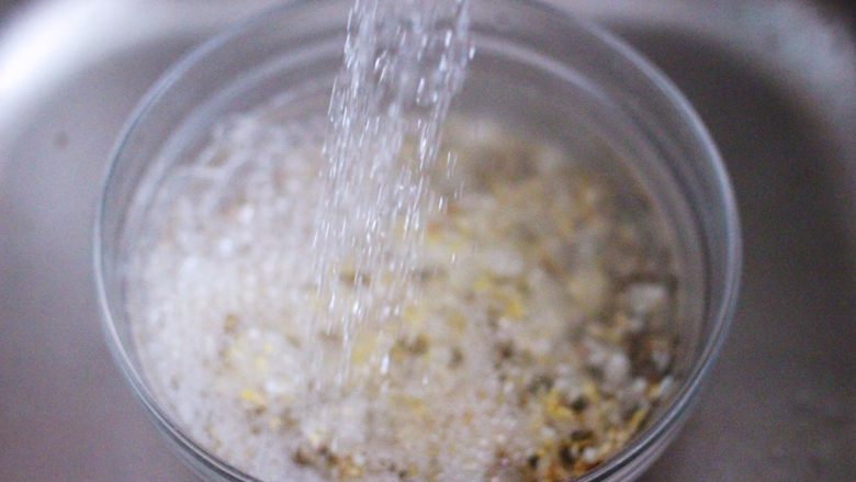 麦仁青稞杂粮饭,把浸泡好的杂粮用清水冲洗干净。
