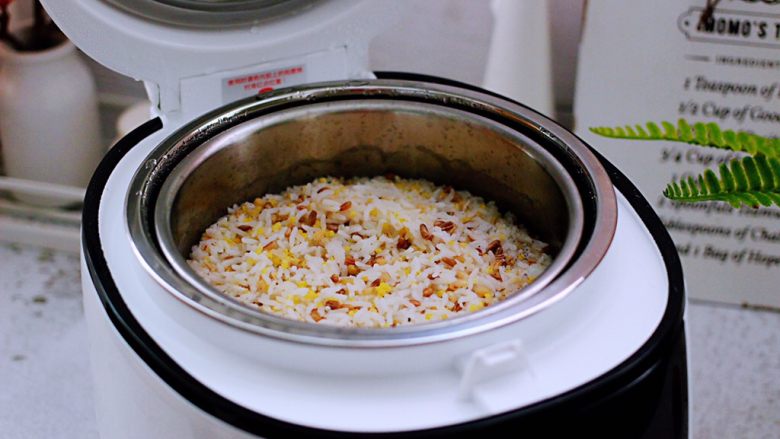 麦仁青稞杂粮饭,清香可口又粒粒晶莹剔透的杂粮米饭出锅咯，还原了古法，是真正的柴火饭，把复杂的做法用智能程序简化了。