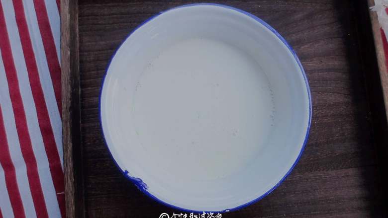 自制橡皮糖布丁,把牛奶倒入融化的QQ糖中，搅拌均匀
