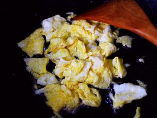 黄瓜虾仁杂粮蛋炒饭,锅烧热后倒入10克花生油，炒熟鸡蛋后盛出备用。