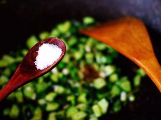 黄瓜虾仁杂粮蛋炒饭,再根据个人口味，加入适量的盐调味。