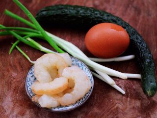 黄瓜虾仁杂粮蛋炒饭,准备好所有的食材，小葱去皮洗净。