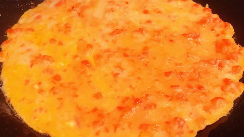 西红柿蛋饼,煎制两面定型金黄色即可出锅享用