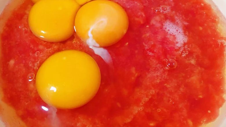 西红柿蛋饼,将四个鸡蛋打入西红柿泥中