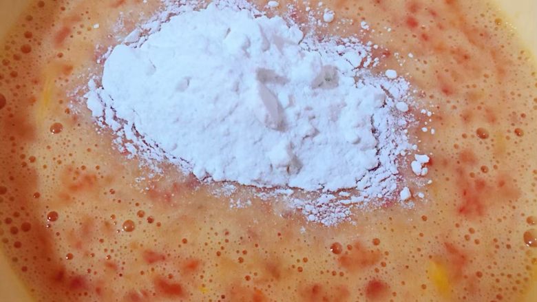 西红柿蛋饼,西红柿和鸡蛋搅拌均匀放入面粉
