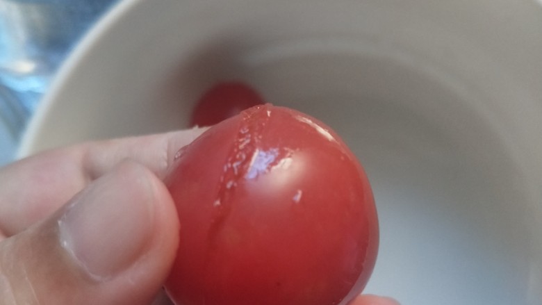 开胃前菜🍅红酒小番茄,把小番茄用小水果刀划一个小小的开口。烧一壶开水，将小番茄浸泡在水里。