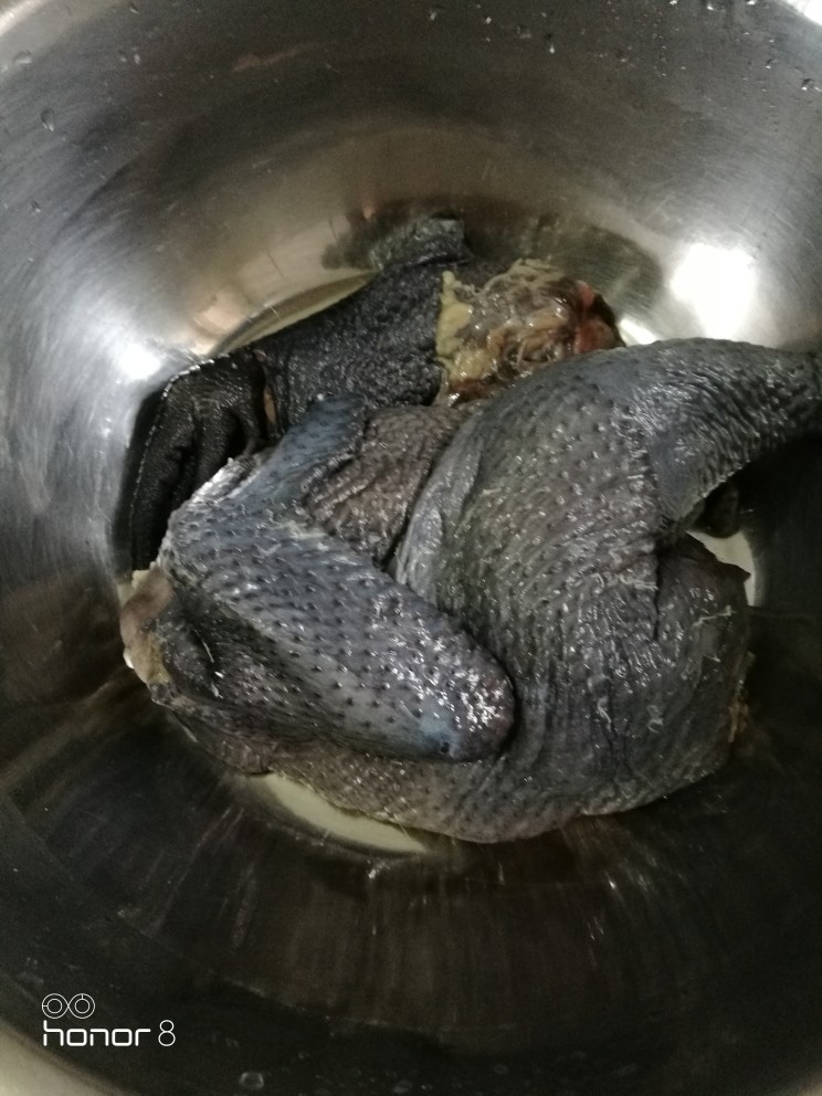 菜谱#当归三七乌鸡汤#[创建于25/4~2019],把乌鸡放在汤锅中。