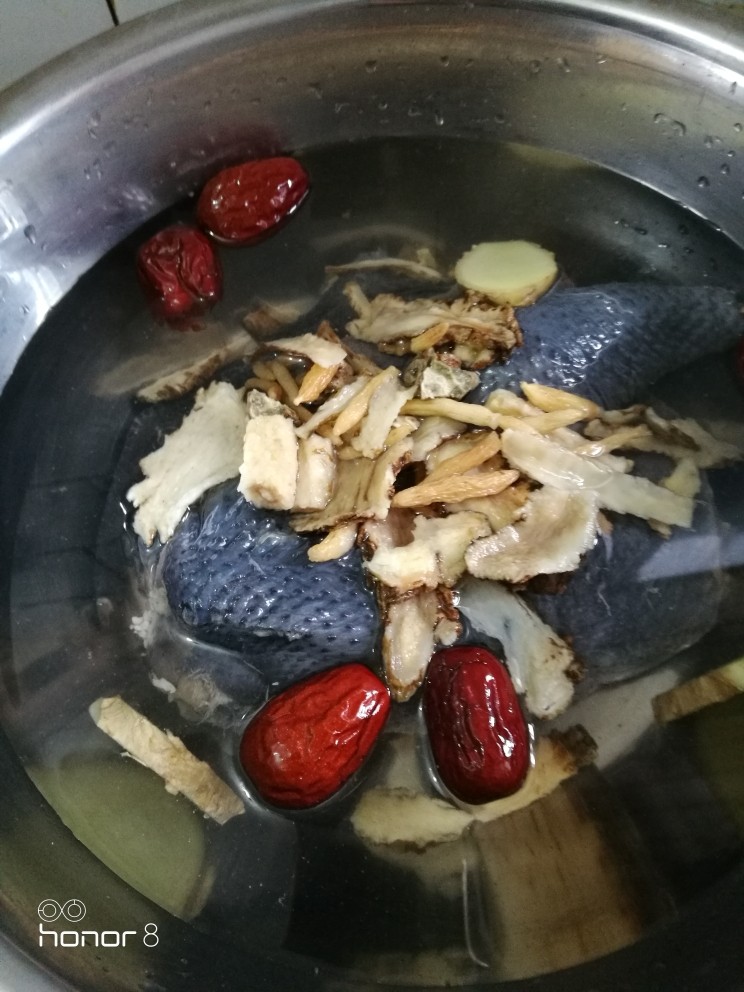 菜谱#当归三七乌鸡汤#[创建于25/4~2019],起锅放入4倍于食材的清水。