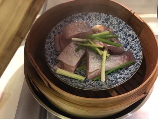泰式香茅鱼,剩下的香茅段跟葱段再放上去