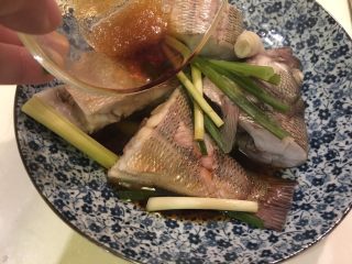 泰式香茅鱼,淋上调味料