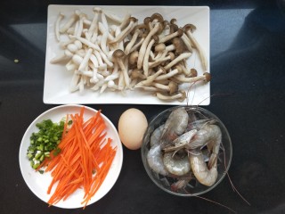 三鲜汤,准备食材，鸡蛋一个，青虾八九个，胡萝卜丝，葱花，菌菇两种。