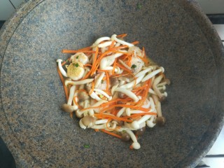 三鲜汤,倒入菌菇，胡萝卜丝，翻炒几下