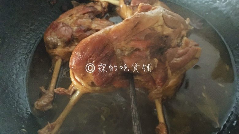 酱鸭腿,一直焖煮到，筷子能轻松的戳出去，就可以了，如果锅里的汁水还有很多的话，就开大火快速收汁。