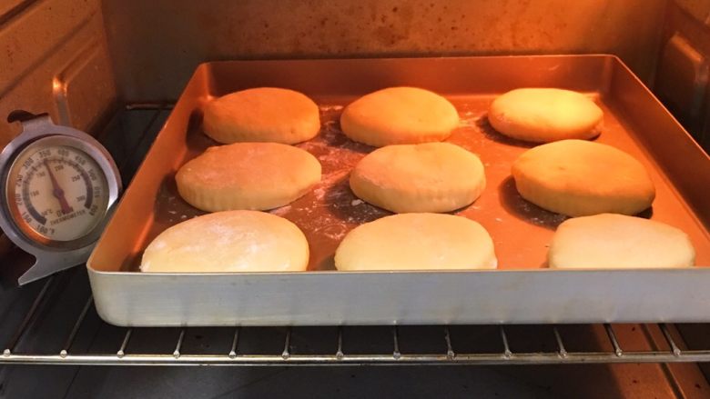 山药软饼,烤箱预热至160度，金盘送入烤箱烤制20分钟。