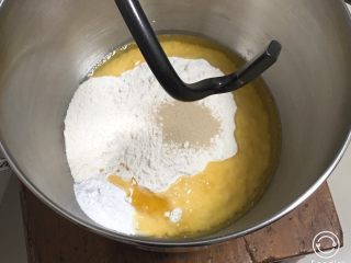 山药软饼,高筋粉和泡打粉混合，加入盐和发酵粉，倒入花生油，搅拌一下。