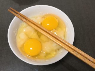 山药软饼,加入鸡蛋，用筷子搅拌成泥。