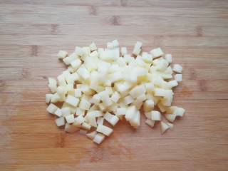 茄汁菌菇面,土豆洗干净去皮切成小丁，用凉水泡上备用。