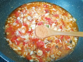 茄汁菌菇面,放入麻辣鲜翻炒均匀。