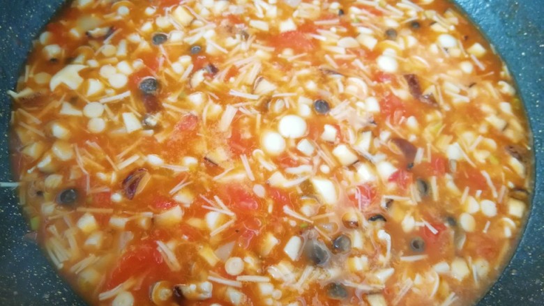 茄汁菌菇面,加入一大碗水烧开，小火煮5分钟左右关火。