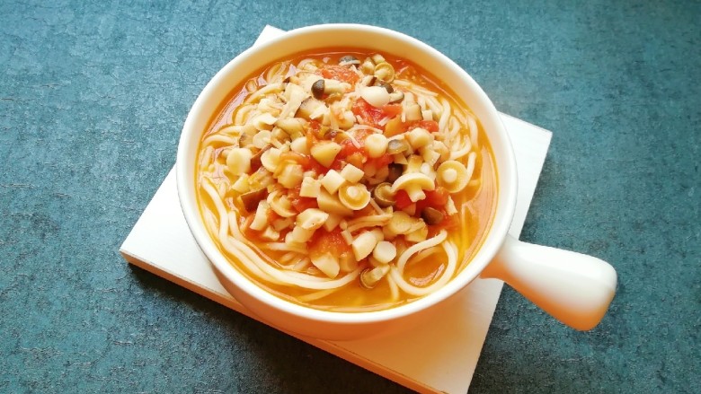 茄汁菌菇面,将面条盛入碗里，浇上茄汁菌菇汤。