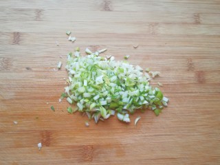 茄汁菌菇面,大葱洗干净切成葱末。