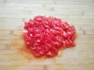 茄汁菌菇面,西红柿洗干净去皮切成小块。