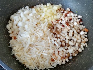 茄汁菌菇面,下入所有的菌菇和土豆翻炒均匀。