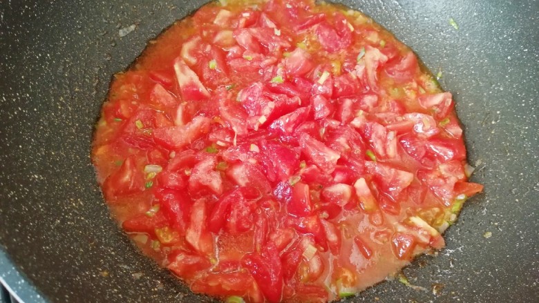 茄汁菌菇面,下入西红柿翻炒均匀。