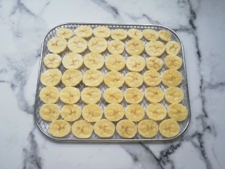 自制香蕉果干,摆在烤网上。