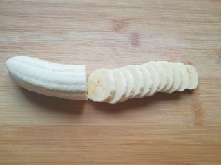 自制香蕉果干,芝麻蕉去皮切成3mm左右的片。