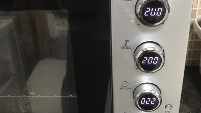 韩式泡菜鸡腿焗饭,烤箱200度预热