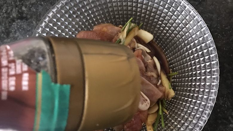 韩式泡菜鸡腿焗饭,撒适量黑胡椒碎后拌匀腌制半小时以上