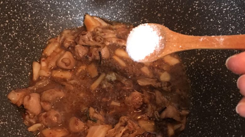 韩式泡菜鸡腿焗饭,加一点生抽、盐、白糖翻炒