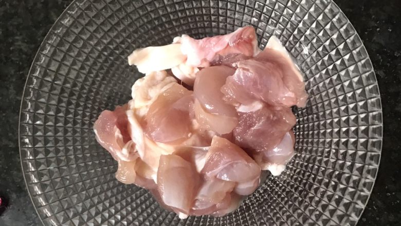 韩式泡菜鸡腿焗饭,切成小块