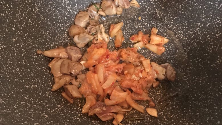 韩式泡菜鸡腿焗饭,断生后倒入泡菜继续翻炒
