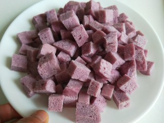 紫薯馒头抱蛋,切成小方块。