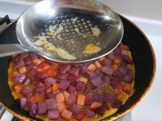 紫薯馒头抱蛋,用漏勺均匀的漏入鸡蛋液。