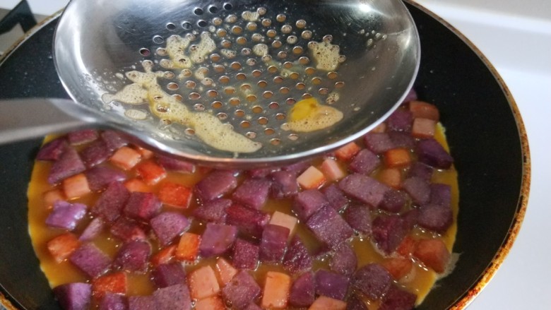 紫薯馒头抱蛋,用漏勺均匀的漏入鸡蛋液。