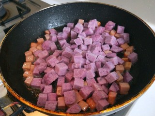 紫薯馒头抱蛋,倒入紫薯馒头一起炒。