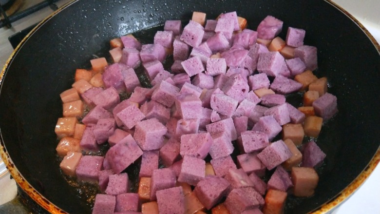 紫薯馒头抱蛋,倒入紫薯馒头一起炒。