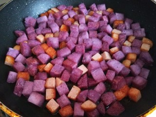 紫薯馒头抱蛋,在摊开均匀。