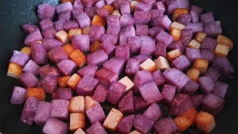 紫薯馒头抱蛋,在摊开均匀。