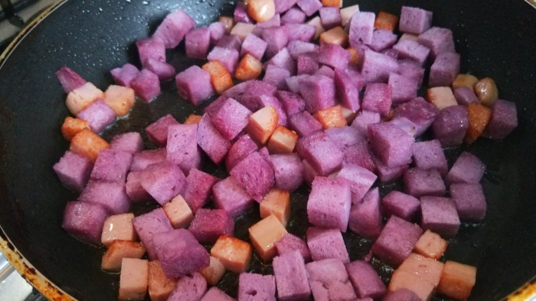 紫薯馒头抱蛋,中火炒制外焦里嫩。