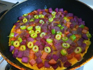 紫薯馒头抱蛋,小火慢煎，趁着鸡蛋液没有成型撒上葱花，煎制鸡蛋成型熟透即可