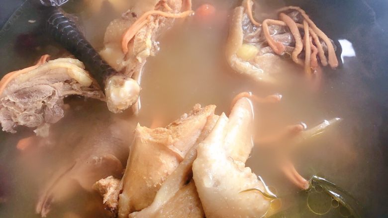 虫草花鸡汤,根据自己的口味加入适量的盐调味