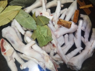 红烧鸡爪,新鲜鸡爪中间砍两半，凉水下锅，放入香叶，桂皮