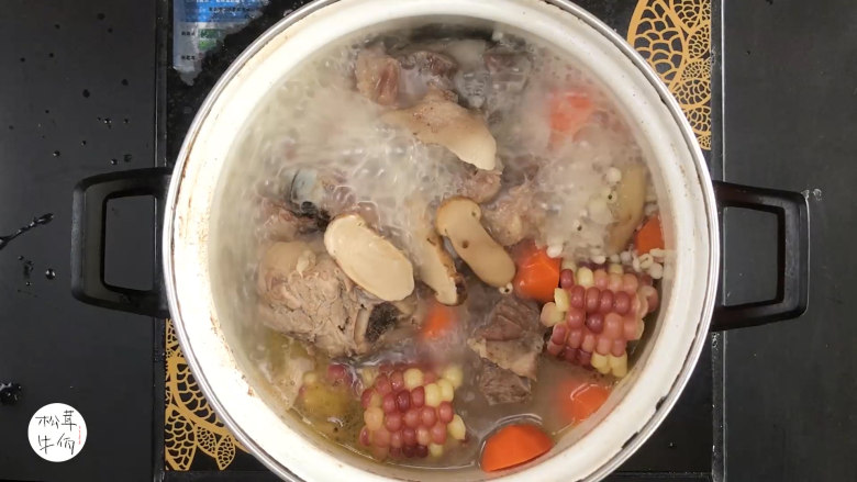 视频｜松茸筒骨汤｜牛佤松茸食谱,即将出锅时，放入（牛佤）冻干松茸菌继续熬制15分钟，添入适量食盐调味即可享用。