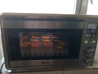 椰蓉小蛋糕,烤箱175度预热，放进去175度烤15分钟