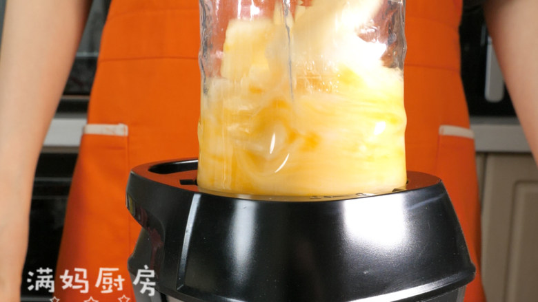 宝宝辅食苹果山药糕,用榨汁机打成糊，约1-2分钟（可在中途停下来看状态）